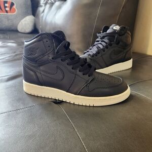 Jordan Retro 1 Highs Size 5.5 Youth
